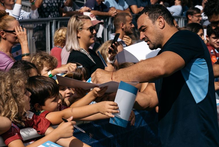 Creevy firma autográfos para el público que fue al entrenamiento de Los Pumas Foto: NA