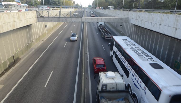 Camiones, colectivos y autos particulares circulan por el Paseo del Bajo. Foto: Juan Mateo Aberastain/MDZ