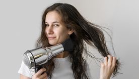 Una médica mendocina desmitificó algunas creencias sobre el cuidado del cabello. Foto: Freepik