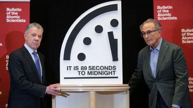El expresidente colombiano y premio Nobel de la Paz, Juan Manuel Santos, participó en la presentación del reloj, así como el profesor emérito del Departamento de Ingeniería y Mecánica Aeroespacial de la Universidad de Princeton, Robert Socolow. Foto: Getty Images