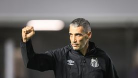 El exentrenador del Santos firmará un contrato por un año con Racing. El exentrenador del Santos firmará un contrato por un año con Racing.