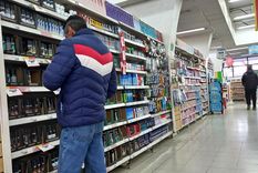 Buscar precios es una de las principales estrategias para conseguir bajar los costos ante la inflación en constante aumento que azota a los consumidores Foto: MAXIMILIANO RÍOS / MDZ