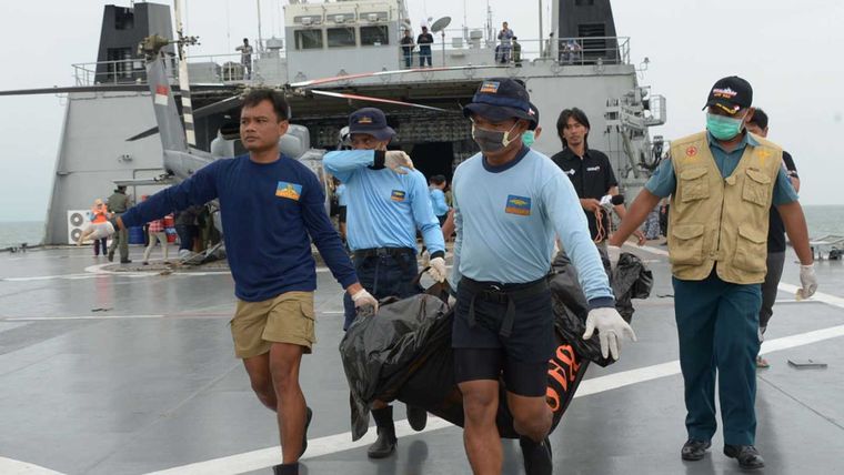 El avión que cayó al mar en Indonesia viajaba con 62 personas a bordo