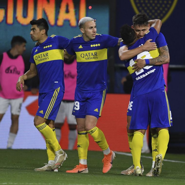 Todos los abrazos son para Luis Vázquez Foto: Télam