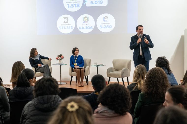 Mendoza expone su modelo integral de alfabetización