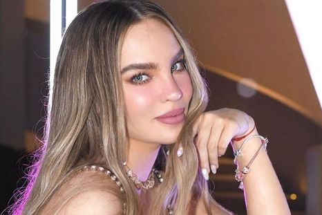 Belinda conquistó sobre el escenario con un look cautivante.