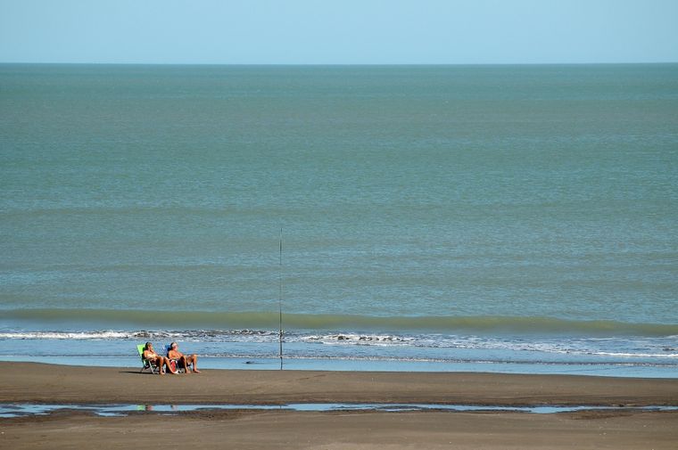 En este pueblo, las playas largas y la pendiente suave permiten disfrutar el mar con tranquilidad durante todo el verano. &nbsp;