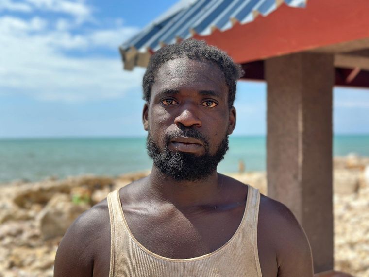 Demar Walker fue uno de los residentes de Black River que buscó entre los escombros de un supermercado agua y víveres para sobrevivir.