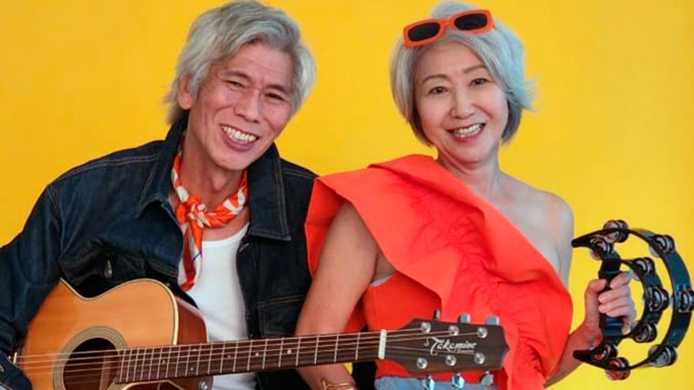 Música en las calles. El dúo interpreta canciones en cinco idiomas y reúne un repertorio de unos 500 temas. Música en las calles. El dúo interpreta canciones en cinco idiomas y reúne un repertorio de unos 500 temas.