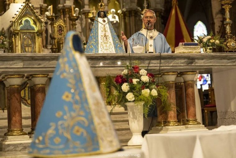 El nuevo manto de la Virgen de Luján tiene tres estrellas en referencia a las de la Selección argentina. Foto: Adrián Melo