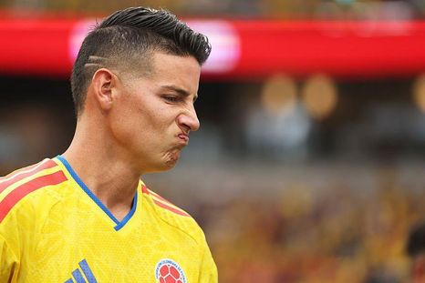 James Rodríguez, decepcionado tras la derrota de Colombia ante Suiza en penaltis.