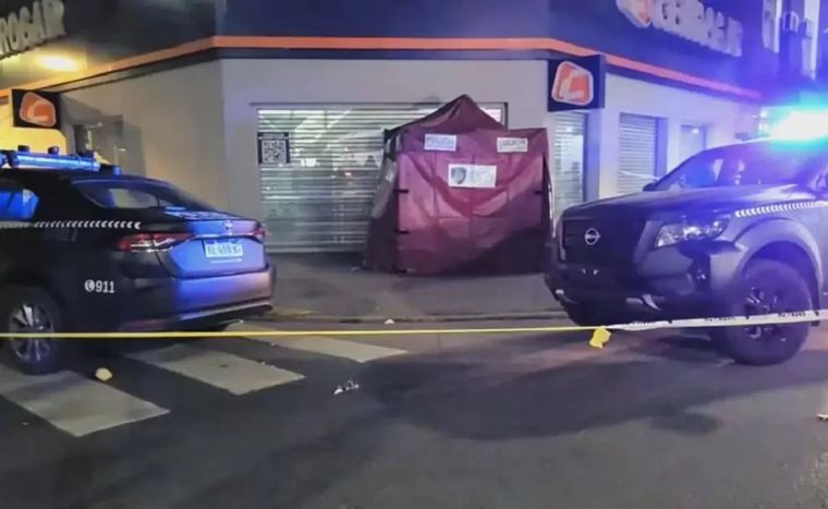 El hombre fue hallado apuñalado en plena vía pública en el barrio de Belgrano. 