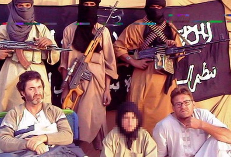 Los españoles mientras permanecían secuestrados. Foto: El País
