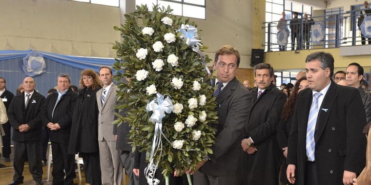 Aveiro ofreció un arreglo floral por el 162 aniversario de la muerte de San Martín.