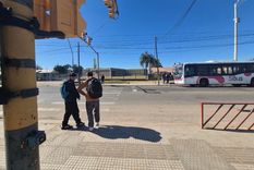 Una nena de 12 años fue atropellada por un auto cuando salía de la escuela y quedó en grave estado. Una nena de 12 años fue atropellada por un auto cuando salía de la escuela y quedó en grave estado.