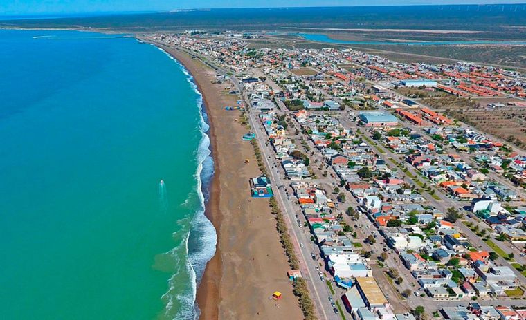 Playa Unión deslumbra con aguas celestes y un paisaje patagónico que recuerda al Caribe.