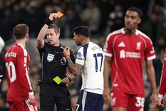 El Cuti Romero vio la roja por doble amarilla ante Liverpool y reaccionó de manera desmedida contra el juez principal. El Cuti Romero vio la roja por doble amarilla ante Liverpool y reaccionó de manera desmedida contra el juez principal.