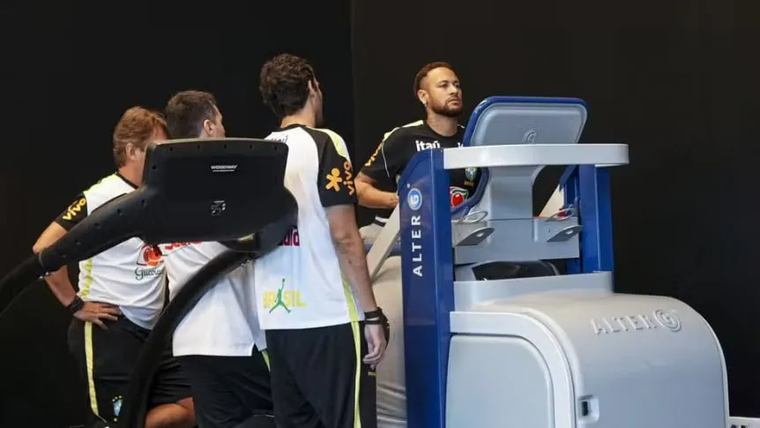 Neymar sigue entrenándose y poniéndose a punto para llegar al debut de Brasil frente a Marruecos. Neymar sigue entrenándose y poniéndose a punto para llegar al debut de Brasil frente a Marruecos.