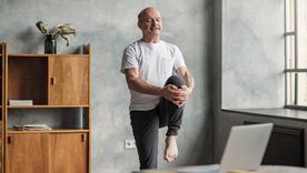 Este es un gran ejercicio para estirar rodillas. Este es un gran ejercicio para estirar rodillas.