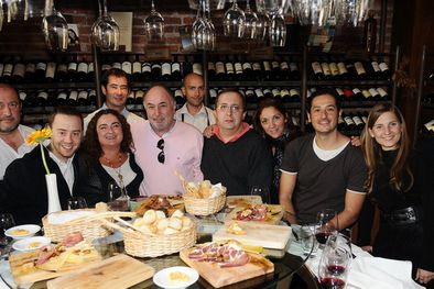 MDZol | El grupo de invitados y organizadores, alrededor de la mesa redonda de la cava de Azafrán. Foto: Nacho Gaffuri / MDZ
