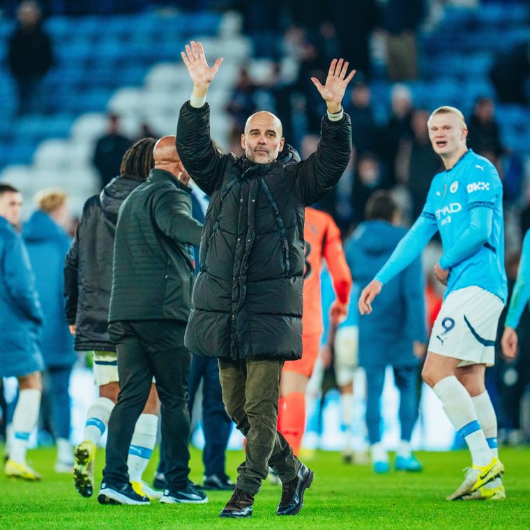 Guardiola y un consejo de vida para unos jóvenes que quería su autógrafo. Foto: @ManCity