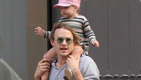 Heath Ledger caminando junto a Matilda cuando la niña aún era muy pequeña.