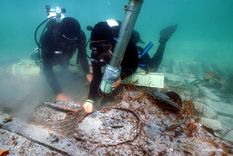 arqueología arqueólogos barco romano Arqueólogos trabajando en un barco hundido en el fondo del mar. Foto: Efe.