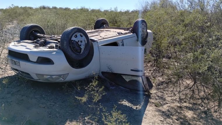 Así quedó el auto tras el vuelco en Lavalle