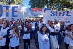 Miembros del SUTE se reunieron frente a la legislatura de Mendoza en reclamo por la situación actual OSEP