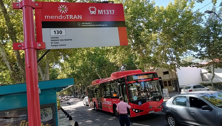 El transporte funcionará de forma normal este miércoles Foto: Walter Moreno/MDZ. Foto con Moto G13