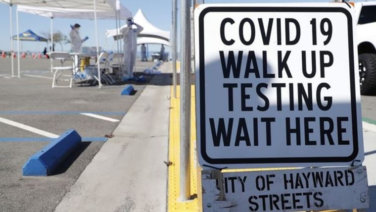 Hoy EE.UU. testea a unas 100.000 personas por día en puestos como este, pero los expertos advierten que debería testear muchísimo más si quiere reabrir la economía.