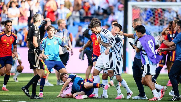Los minutos que siguieron el final del Mundial vieron escenas de violencia y caos en la cancha.