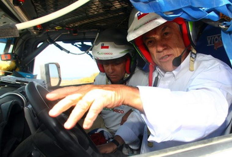 Piñera se subió a los autos. Foto: IND Chile/Max Montecinos