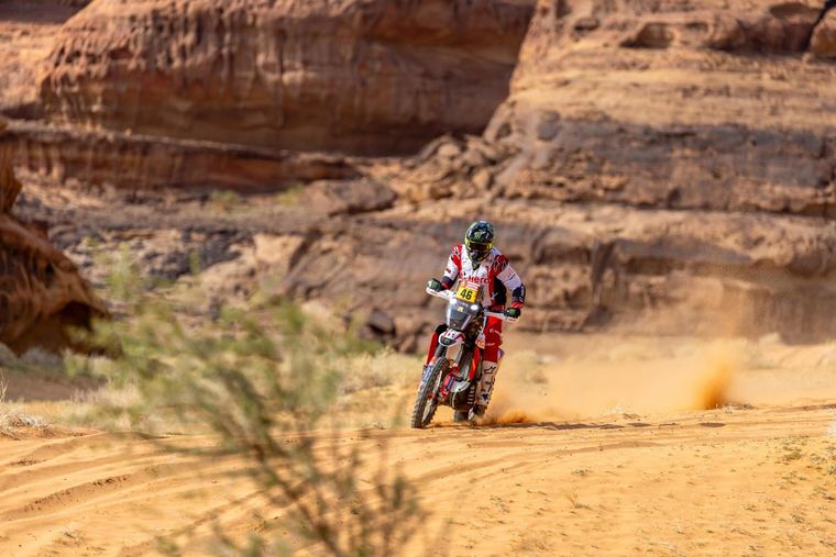 Tras recibir la devolución de su tiempo, se quedó con la primera etapa en motos. Foto: EFE