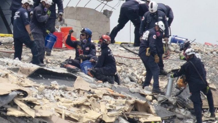 Un incendio bajo los escombros dificulta las labores de rescate. Foto: GETTY IMAGES