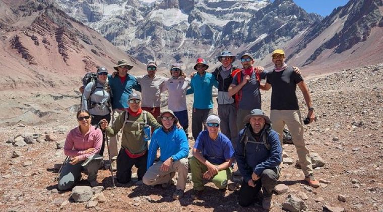 El grupo completo en el mirador de Plaza Francia, con la pared sur del Cerro Aconcagua de fondo: Pilar Jeanneret, Mariano Masiokas, Mariano Castro, Martin “Picante” Guajardo, Pierre Pitte, Baker Perry. Foto: CONICET/Pablo Bertancourt
