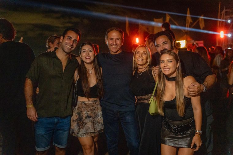Los grupos de amigos y el dancing: una constante en los sunsets mendocinos.
