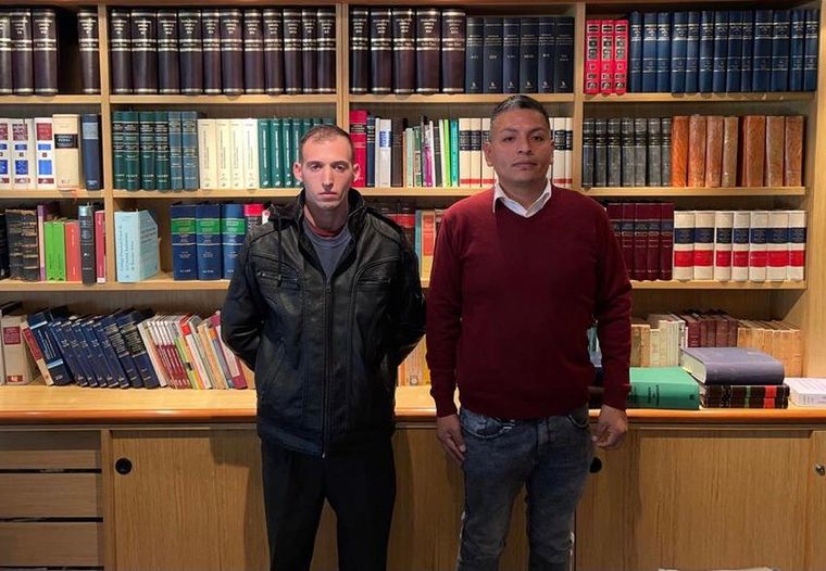 Amendolara y Chocobar, con una biblioteca detrás