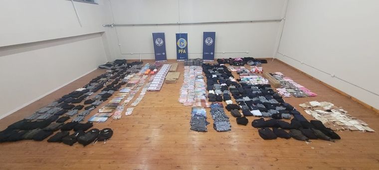 Mercadería y otros elementos incautados durante el procedimiento en Mendoza. Mercadería y otros elementos incautados durante el procedimiento en Mendoza.