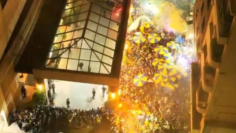Marea azul y oro: los hinchas de Boca coparon el hotel Intercontinental para apoyar al plantel a horas del partido con River.
