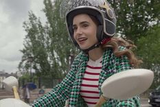 Foto: https://www.pluggedin.com/tv-reviews/emily-in-paris/ Foto: https://www.pluggedin.com/tv-reviews/emily-in-paris/