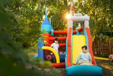 La niña sufrió fractura de fémur en un pelotero durante un cumpleaños en la provincia de Salta y requiere  de una costosa cirugía. Foto: Freepik