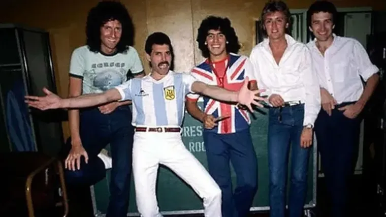 Queen en Argentina, junto a ellos, Diego Armando Maradona. Queen en Argentina, junto a ellos, Diego Armando Maradona.