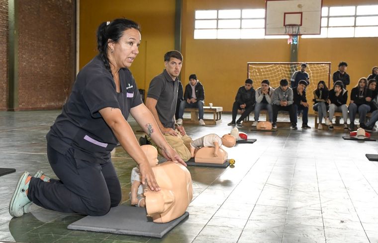 En situaciones de emergencia, saber cómo realizar un RCP y usar un DEA puede marcar la diferencia entre la vida y la muerte Foto: Municipalidad de Guaymallén