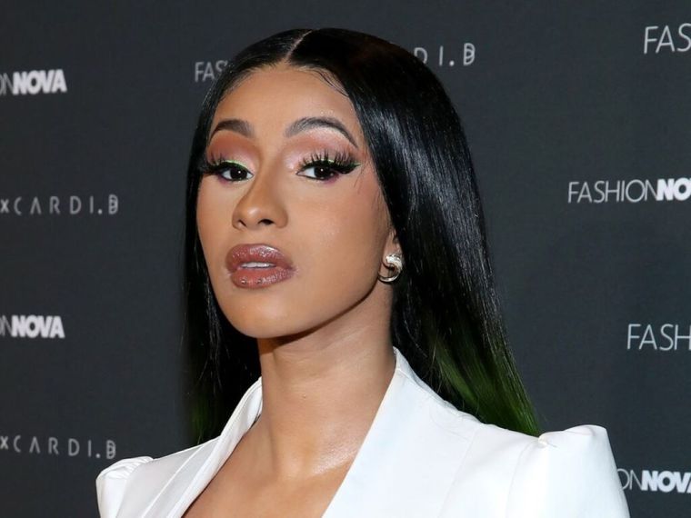 Cardi B causó sensación en Nueva York con un llamativo look.