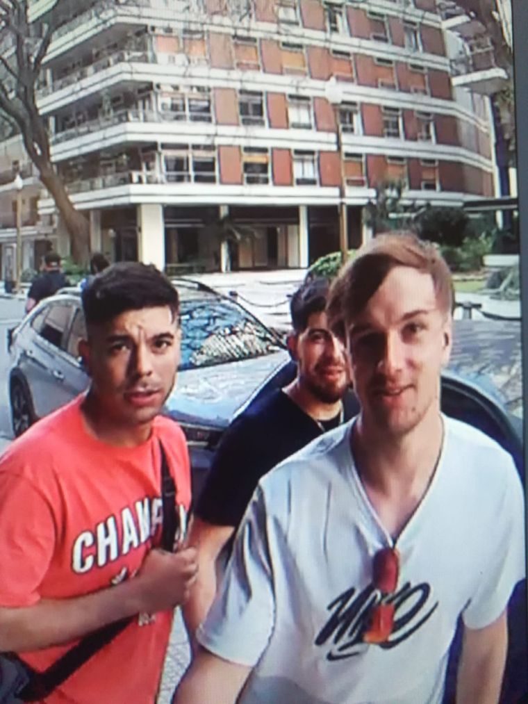 A cara descubierta y a plena luz del día, tres jóvenes vandalizan un edificio en Recoleta Foto: Captura de video