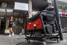 Más de 30 mil usuarios siguen sin luz por el incendio de la subestación de Edesur. Foto: Foto: NA.