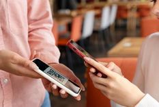 Para mediados de noviembre, los comercios deberán adecuar un mecanismo para que sus dependientes puedan recibir la propina de con tarjeta de crédito, debito o billetera virtual. Foto: Archivo MDZ