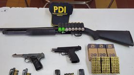 Dos pistolas, una escopeta y decenas de municiones incautadas tras la denuncia por el GPS espía.&nbsp;