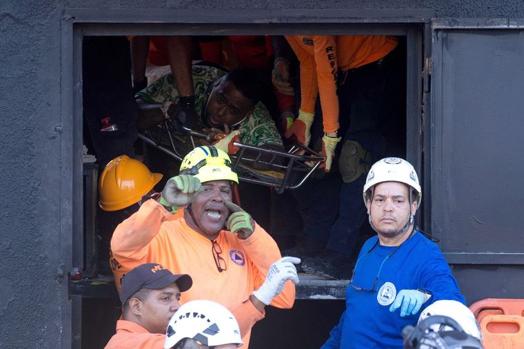 El rescate de los sobrevivientes se prolongó durante largas horas tras la tragedia.